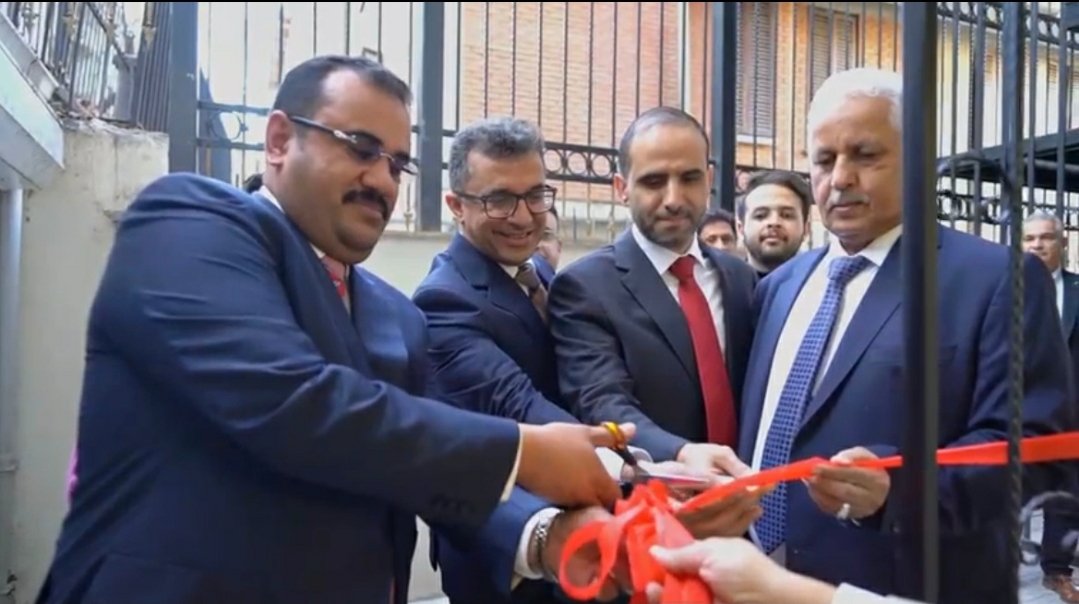 افتتح اليوم وكيل وزارة الخارجية
 اوسان العود مركز الاصدار الالي للجوازات بمبنى السفارة الجديد بأنقرة بحضور  سفير بلادنا لدى جمهورية تركيامحمد صالح طريق .ونوه العود  بأهمية هذه الخطوة التي تأتي ضمن توجهات الوزارة لخدمة اليمنيين المقيمين والطلاب في تركيا والدول المجاورة لها