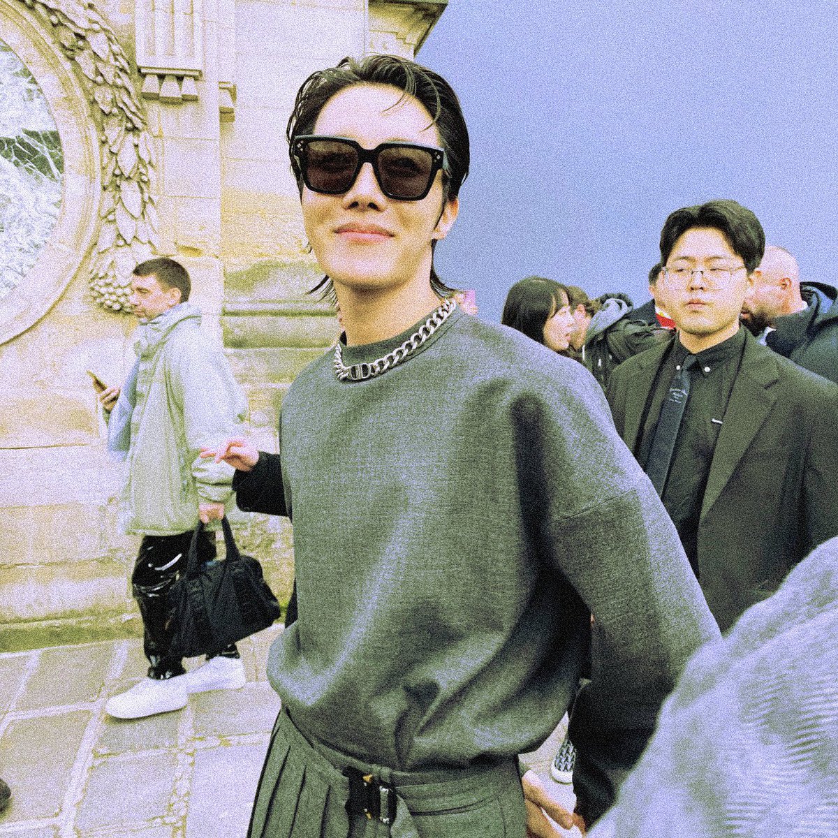 7bogoshipda's tweet photo. all eyes on jimin and hoseok https://t.co/Ug0W4lHC1a