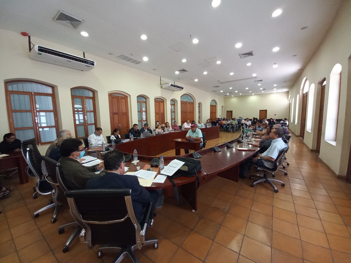 UCarabobo's tweet photo. #Ahora Se desarrolla primer Consejo Universitario de este año, donde se aborda la grave crisis salarial. Decanos ofrecen detalles sobre los Consejos de Facultad Ampliados en los que participó la comunidad ucista y, directivos de los gremios ejercen derecho de palabra. https://t.co/u8Fn6bSWR0