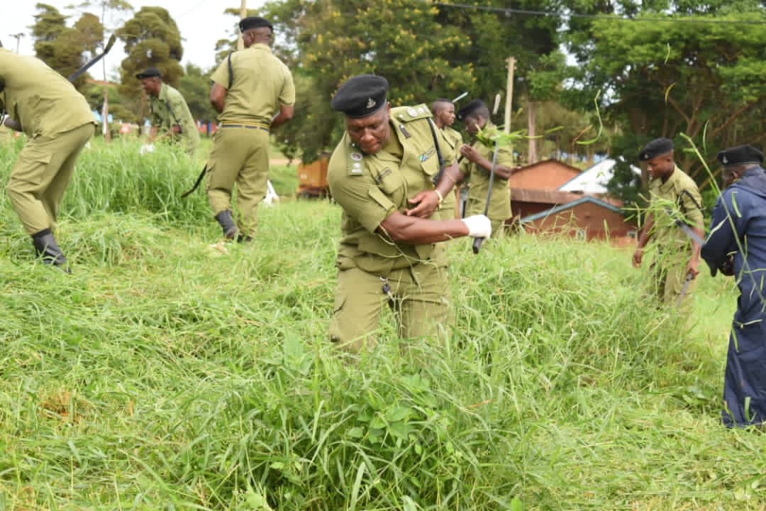 Siku ya Huduma kwa Jamii ya Jeshi la Polisi wilayani Ludewa ikiongozwa na SSP Deogratius Massawe (OCD), Wamefanya usafi kwa kufyeka maeneo mbalimbali ya hospital ya wilaya ya Ludewa pamoja na kutoa msaada wa sabuni na sukari kwa akina mama wajawazito na wazazi.