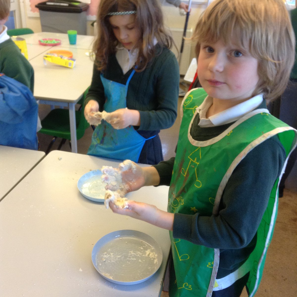 StSampsonsPri's tweet photo. Year 2 enjoyed exploring the properties of materials on different base stations this afternoon #messyscience #experienciallearning https://t.co/4KaFCqhgIn