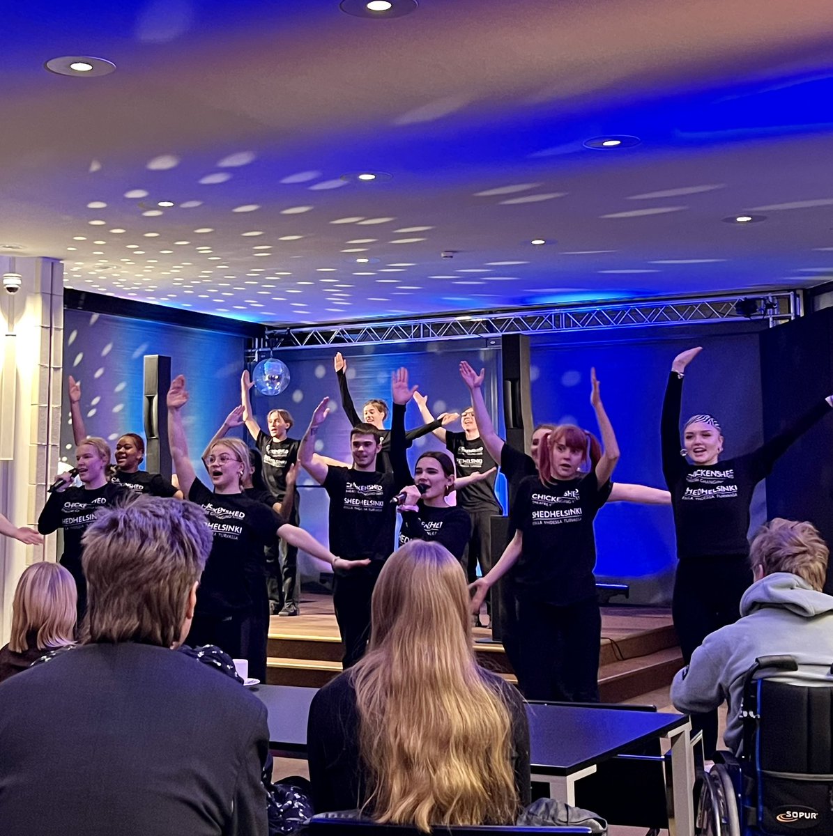 One Shed on projekti, joka toi yhteen nuoria Helsingistä ja Lontoosta luomaan yhteisen musiikkiteatteriytelmän. Tänään yhteiset viikot huipentuivat esitykseen Helsingin Kaupunginteatterilla 🎭✨<a href="/ShedHelsinki/">ShedHelsinki</a> <a href="/CHICKENSHED_UK/">CHICKENSHED</a> <a href="/ElisaOyj/">Elisa</a>