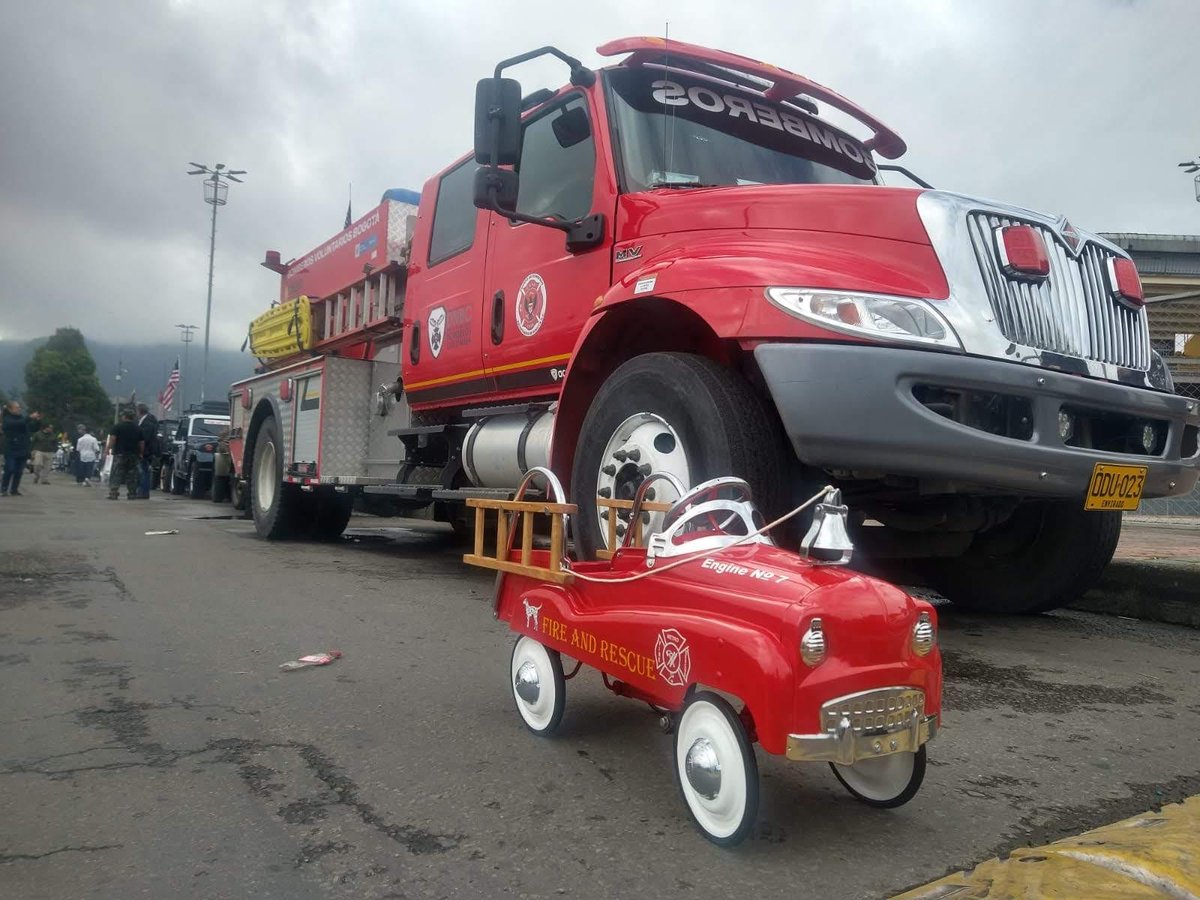 BrosVolunBogota's tweet photo. #FelizViernesATodos #Noticia 🎉 en E1 🏬 hoy #20Enero estamos de Aniversario. Nuestra M01 🚒 (máquina contra incendios) cumple un año al servicio de la comunidad de @Alcaldiakennedy #Bogotá y toda 🇨🇴 #CBVB #HonorValorDisciplina | #NoticiasDelDia https://t.co/5vJzveAlBe