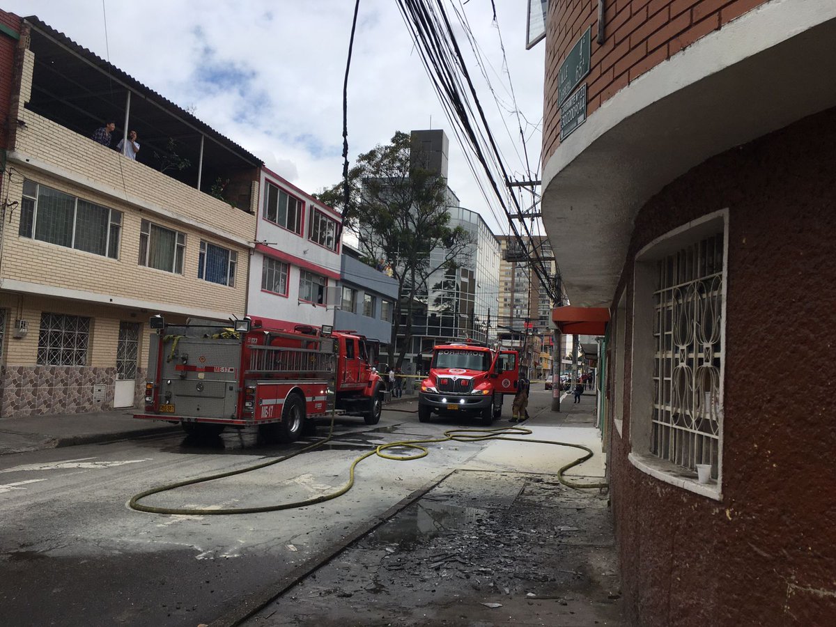 BrosVolunBogota's tweet photo. #FelizViernesATodos #Noticia 🎉 en E1 🏬 hoy #20Enero estamos de Aniversario. Nuestra M01 🚒 (máquina contra incendios) cumple un año al servicio de la comunidad de @Alcaldiakennedy #Bogotá y toda 🇨🇴 #CBVB #HonorValorDisciplina | #NoticiasDelDia https://t.co/5vJzveAlBe