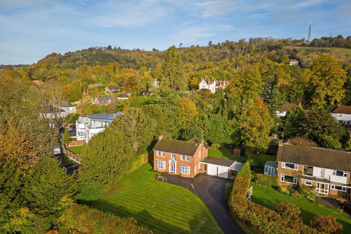 HamptonsReigate's tweet photo. Situated on Reigate Hill, Beverley Heights is perfect for a buyer who has been searching for an opportunity to create a stunning family home within easy reach of Reigate town centre, the railway station and numerous excellent schools.

#hamptons1869 #reigate #reigatehomes #surrey https://t.co/pfmKM9hzgK
