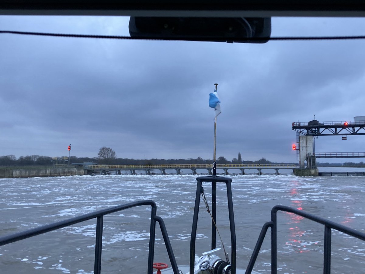 VLW_Joost's tweet photo. Late dienst op de #RWS26, een kijkje bij de #stuw van #sambeek #fijnweekend #rijkswaterstaat https://t.co/Okt8beNNsQ
