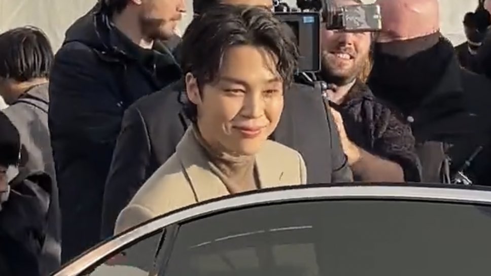 stussyjimin's tweet photo. park jimin leaving the dior show 🤍 https://t.co/hN5sKjFUxU