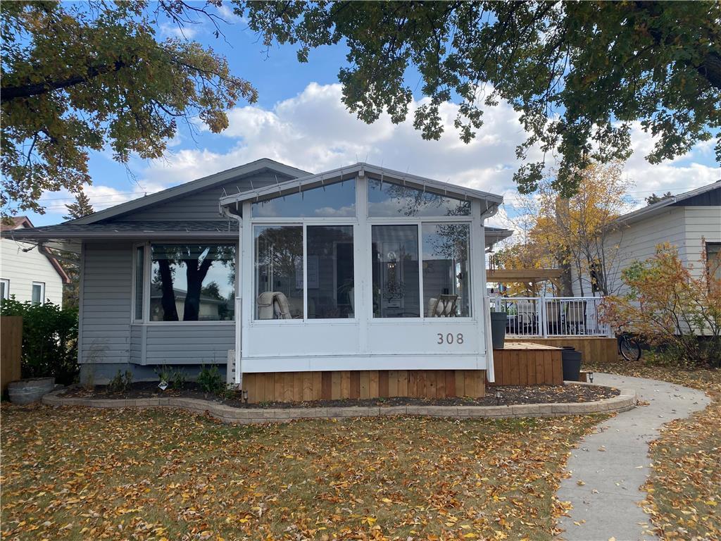 DebbieNichol19's tweet photo. Just Listed in #Killarney #MB. 308 King Street! Please retweet!  https://t.co/gxlFy7EISP https://t.co/aWhv07NGEw