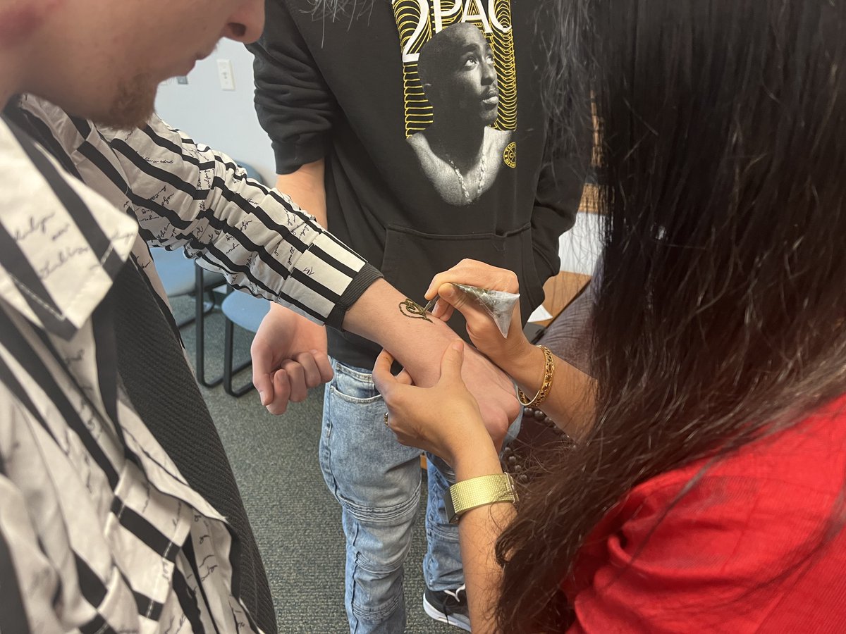 UrbandaleCSD's tweet photo. Earlier this week, Metro West students enjoyed learning about Henna art as part of their 7-week workshop w/ CultureAll. Students learned a/b its origin dating back 5,000+ years &amp; even got to try it out themselves! #MWpride #empoweringU
https://t.co/jxwnHruMgH https://t.co/pp60em5naC