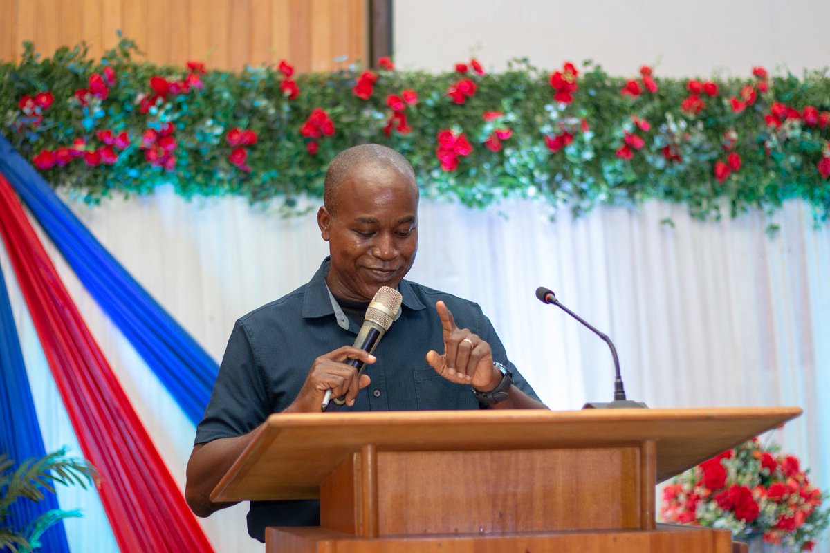 thescisaknust's tweet photo. [𝗦𝗧𝗔𝗥𝗧 𝗜𝗧 𝗥𝗜𝗚𝗛𝗧];

Uncle Kofi Owusu to have the last presentation on relationship.

#WeHoldTheWorld | #FreshersAkwaabaWeek https://t.co/RGBmB0Txt7