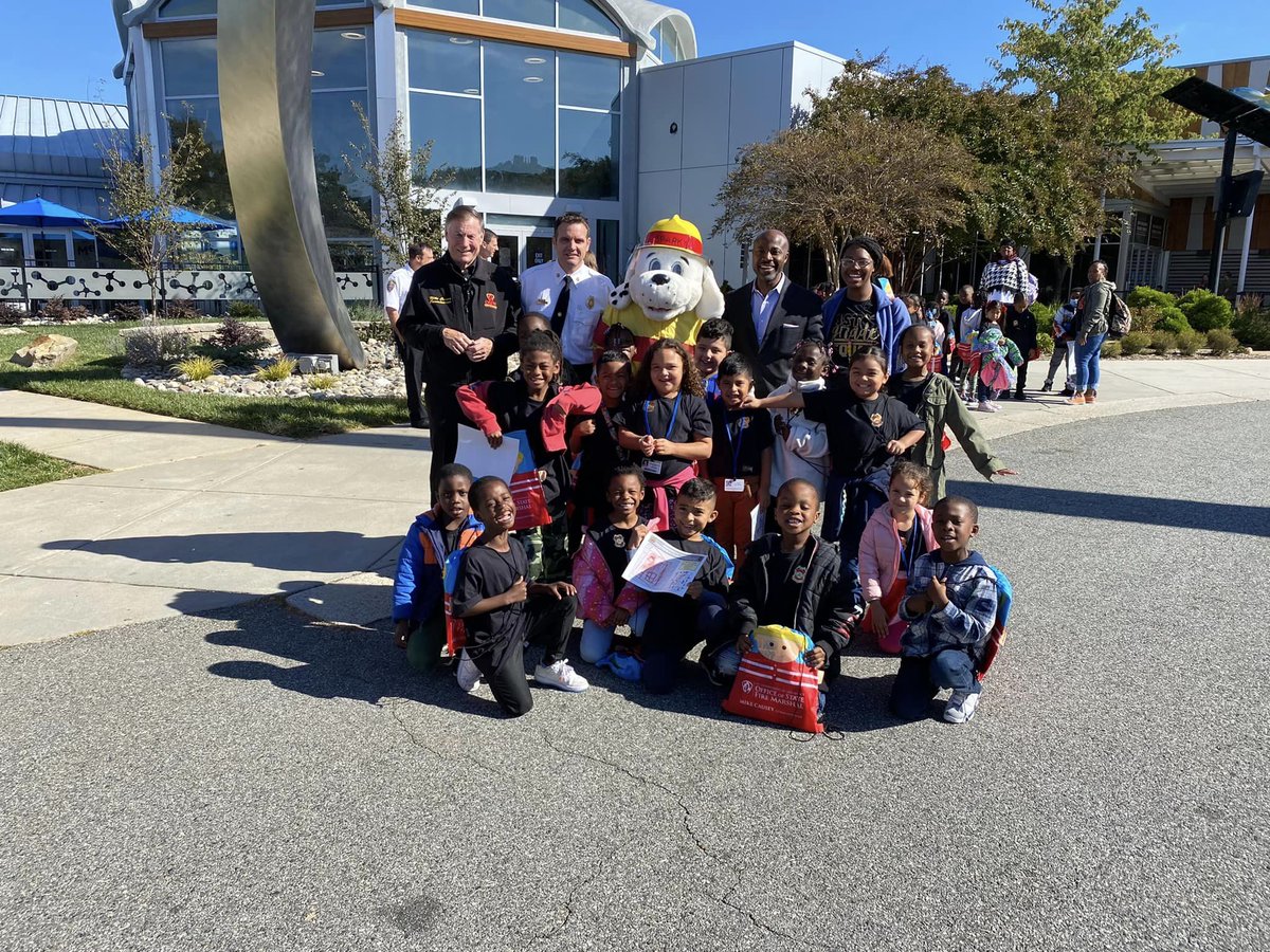 NC_OSFM's tweet photo. Let's keep the #CommunityRiskReductionWeek momentum going all year long! Firefighters, police officers, and first responders can play a big role in helping kids and families prevent risks and stay safe. For more community risk reduction resources, visit: https://t.co/oFK4MGQnzY https://t.co/T1OKWmYqrU