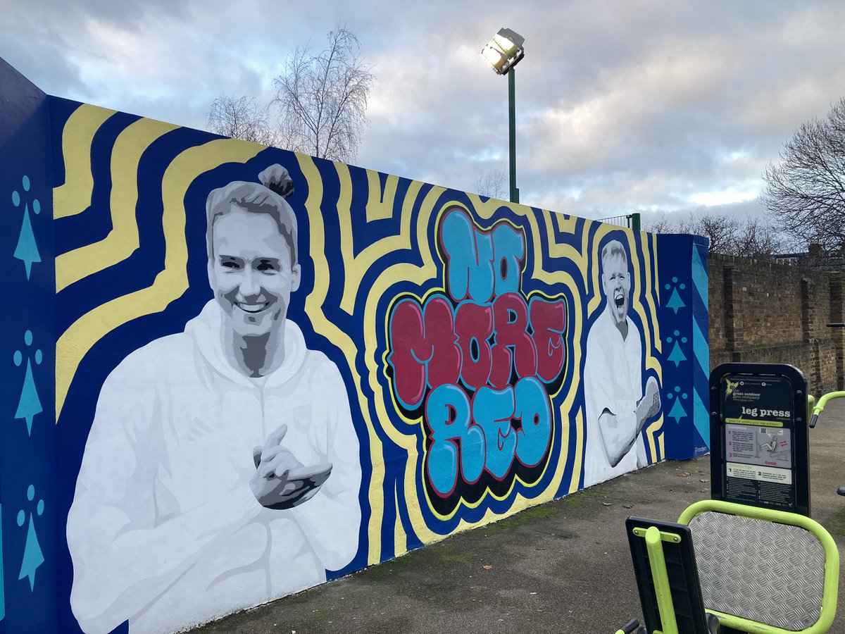 Zak_Wagman's tweet photo. Checking out these beautiful murals for the #NoMoreRed campaign by @stazzyart in Islington today! https://t.co/nUyPjNm4Se
