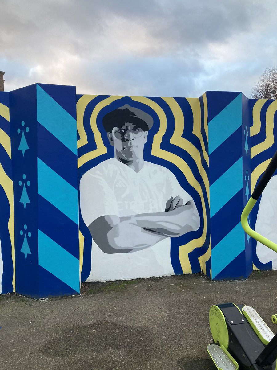 Zak_Wagman's tweet photo. Checking out these beautiful murals for the #NoMoreRed campaign by @stazzyart in Islington today! https://t.co/nUyPjNm4Se