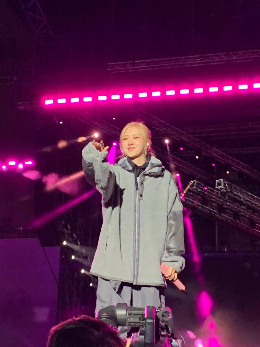 roseannepics's tweet photo. ROSÉ https://t.co/ZDiMGfIxic