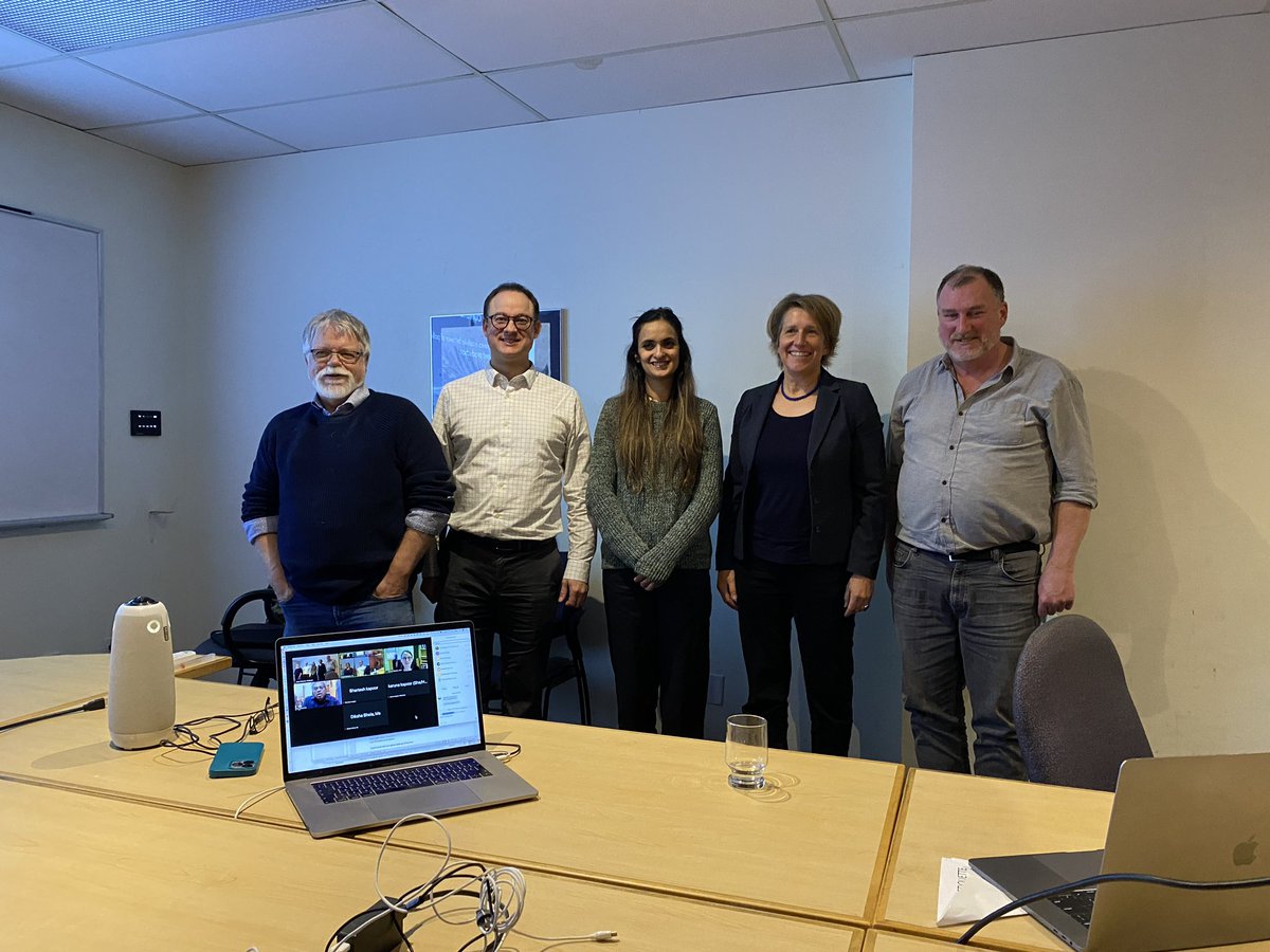 Defended my PhD research this week!Childhood dreams do come true! The first female doctor in the Kapoor family tree. Both nervous and excited to see how things will be after PhD! A million times THANK YOU to my supervisor <a href="/AnjaGeitmann/">Anja Geitmann</a> and my lab <a href="/GeitmannLab/">Geitmann Lab</a>.

#phdvoice #PhDone