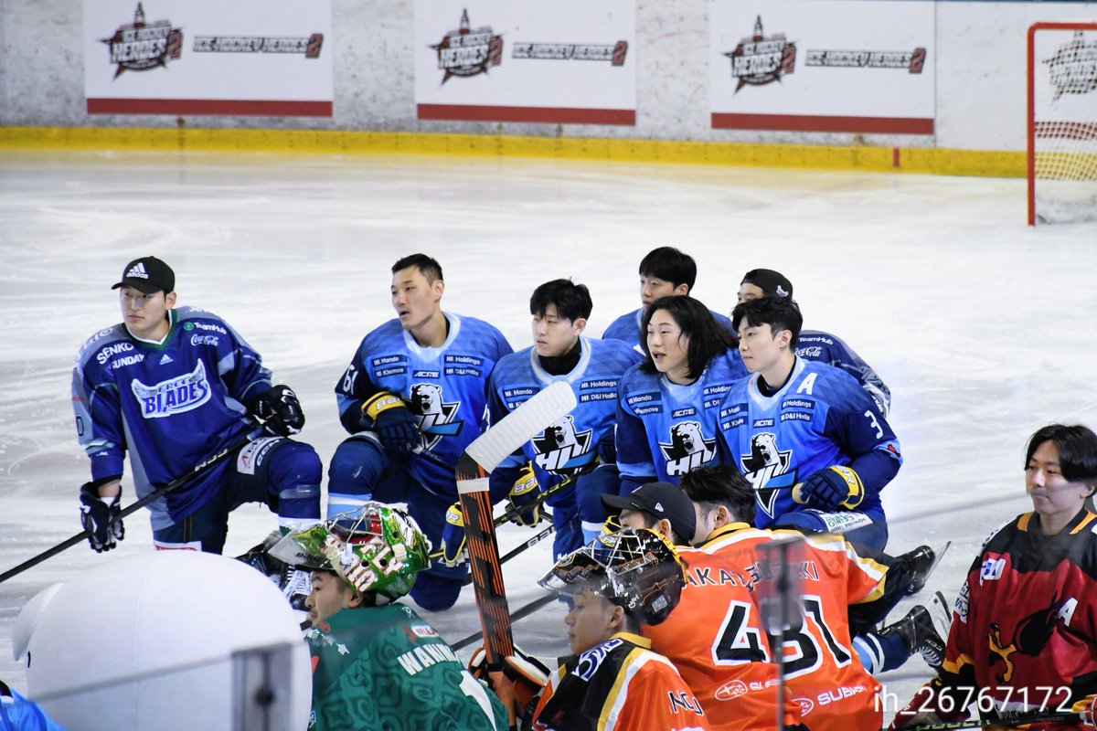 ih_26767172's tweet image. 入ったらダルトン優勝を見守るアニャン選手たち😂
シンクロ率すごい小鳥さんたち🥺
 #アイスホッケーヒーローズ2
 #アジアリーグアイスホッケー
 #HLアニャン