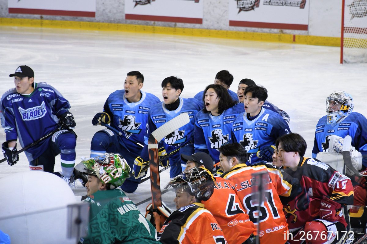 ih_26767172's tweet image. 入ったらダルトン優勝を見守るアニャン選手たち😂
シンクロ率すごい小鳥さんたち🥺
 #アイスホッケーヒーローズ2
 #アジアリーグアイスホッケー
 #HLアニャン