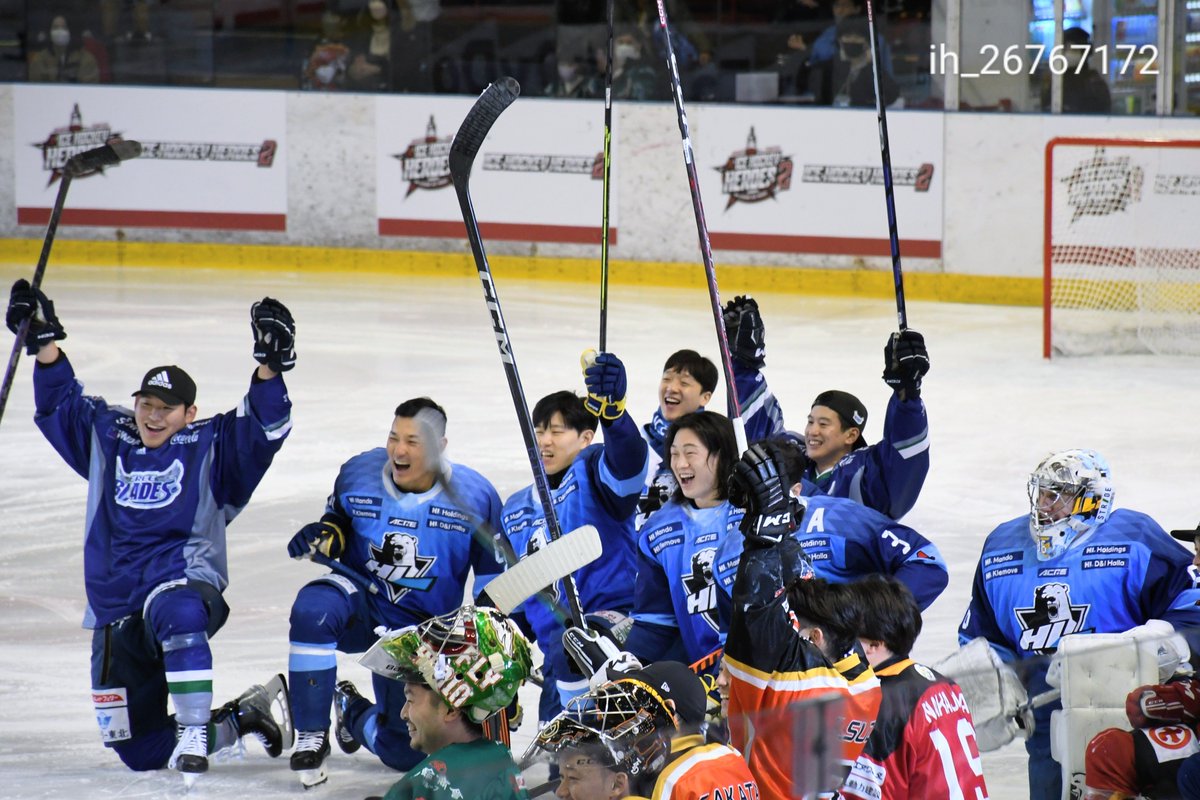 ih_26767172's tweet image. 入ったらダルトン優勝を見守るアニャン選手たち😂
シンクロ率すごい小鳥さんたち🥺
 #アイスホッケーヒーローズ2
 #アジアリーグアイスホッケー
 #HLアニャン