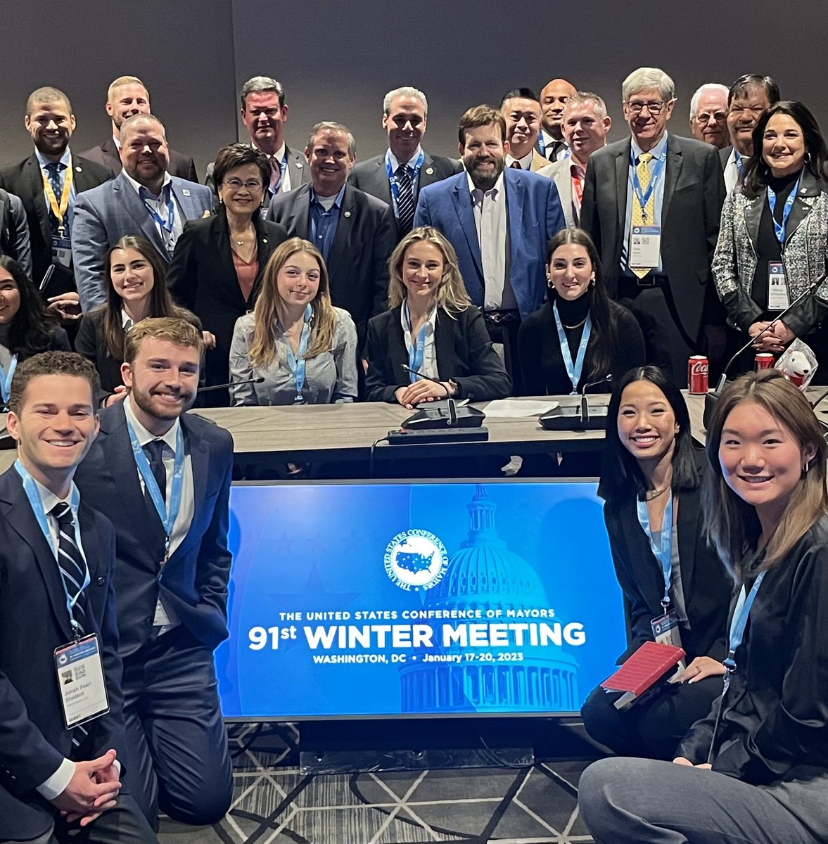 ScottSingerUSA's tweet photo. In 1996, I interned for leading pollster @FrankLuntz. 27 years later, Frank asked me to speak to his @USC students about my role as mayor. Full ⭕️. Great dialogue with my fellow mayors and these future leaders at @usmayors meeting. #MayorsDC23 https://t.co/TtK78jMdvp