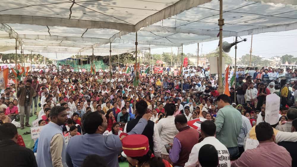 कका हम शर्मिंदा है,
अब तक हम संविदा मे है।

@kumari_selja जी, 
क्या <a href="/INCChhattisgarh/">INC Chhattisgarh</a> की यही विचारधारा है कि पहले वादे करो और फिर उसको भूल जाओ?

क्या <a href="/INCIndia/">Congress</a> के आलाकमान इस बात से अंजान है कि छत्तीसगढ़ मे संविदा कर्मियो को किया हुआ वादा आज 4 साल बाद भी पूरा नही हुआ है ?

<a href="/kharge/">Mallikarjun Kharge</a>