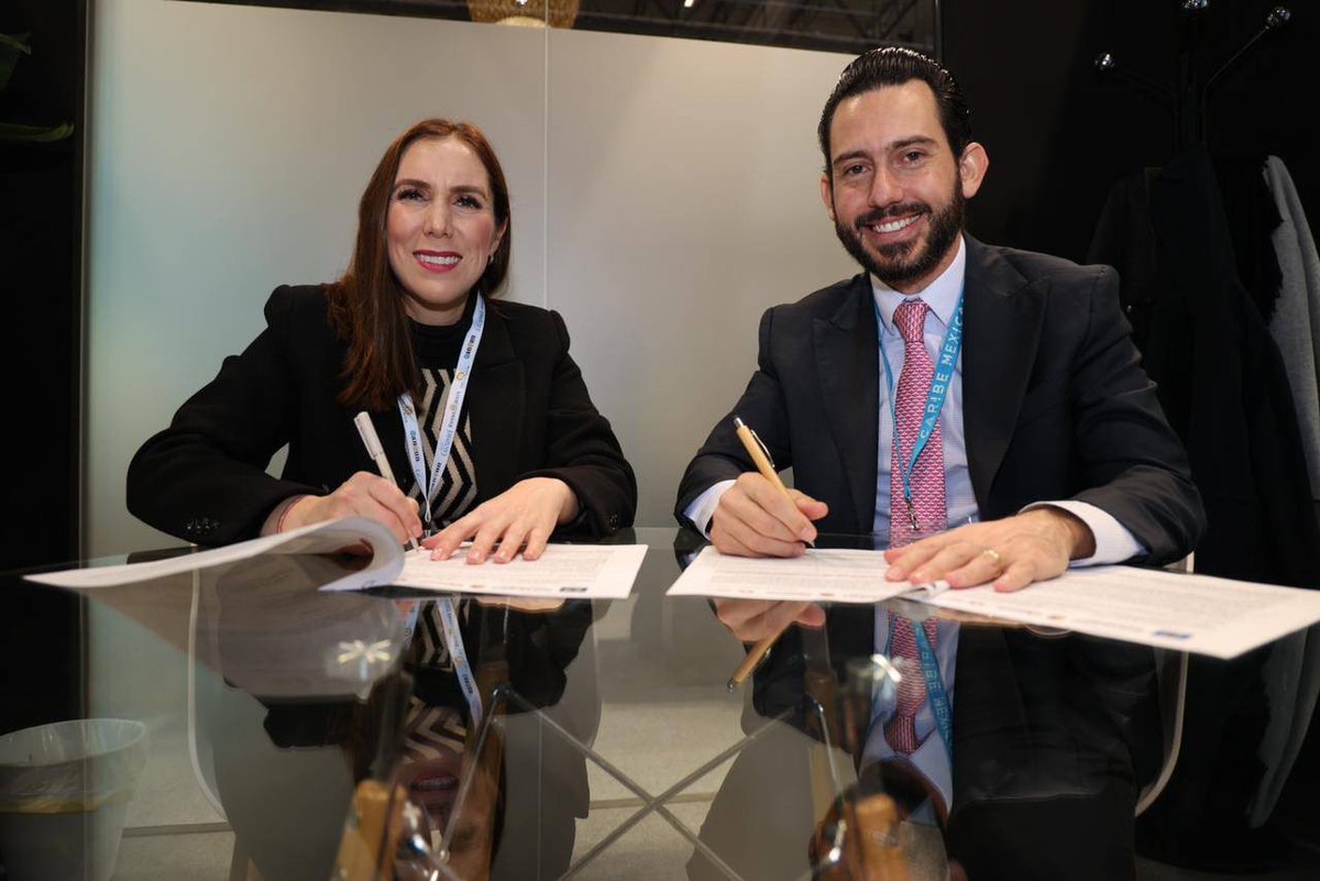 bernardocuetomx's tweet photo. ¡Continuamos sumando a todos los destinos a #RETURQ!
Bajo la encomienda de la Gobernadora @MaraLezama firmamos el convenio de colaboración con @soyateneadeisla, Presidente de @AytoIslaMujeres el cua nos permitirá impulsar el registro estatal de turismo #RETURQ dentro de la Isla. https://t.co/3JHbEAF0SV