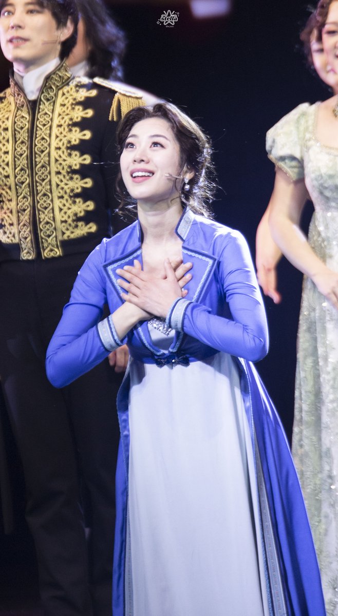 ari_picpic's tweet photo. 20230120 뮤지컬 베토벤 커튼콜

안토니 브렌타노 役  조정은 배우님 

적막한 어둠에 피어난 나의 고백 https://t.co/sQXm3hd3sB