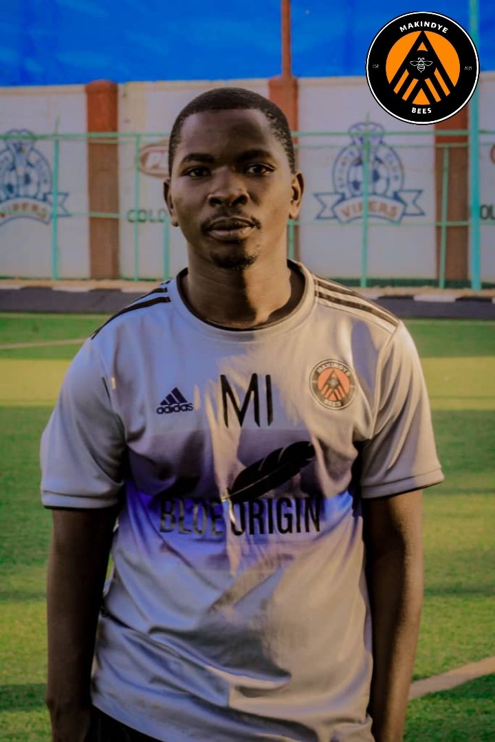 BeesFootbal1's tweet photo. The COACH #MakindyeBeesFc FootballAcademy 2023 @blueorigin https://t.co/XNAse1z5Zt