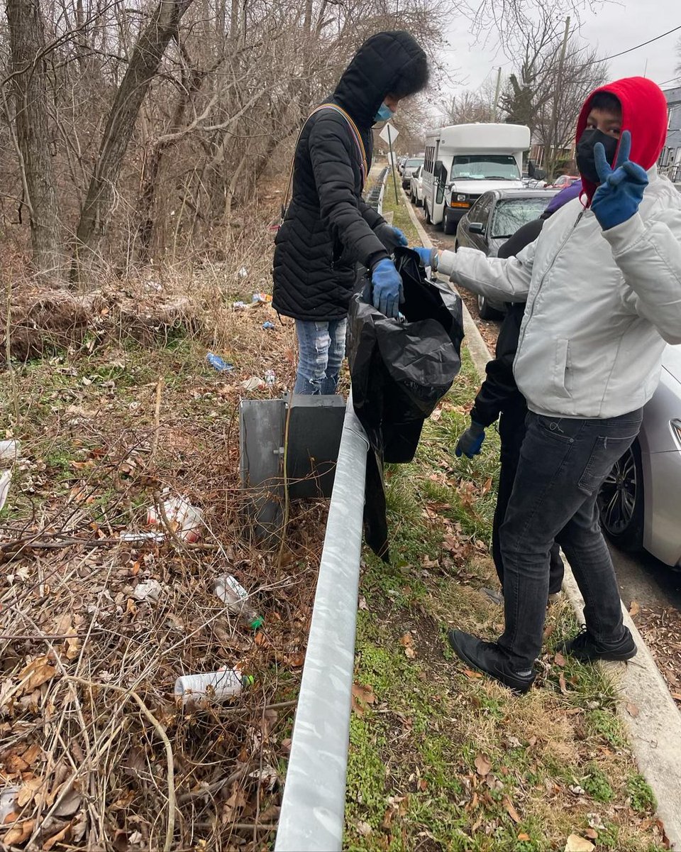High school scholars from @TruthMontessori spent some time in the Ward 8 Woods Conservancy picking up litter and sporting smiles in the process! Thank you for taking the time to ensure our urban woodlands stay pristine.