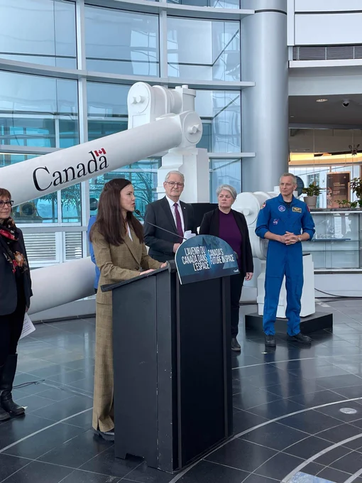 Lisa Campbell, présidente de l’Agence spatiale canadienne, debout derrière un lutrin.