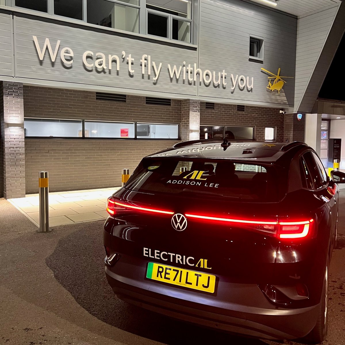AddisonLeeCabs's tweet photo. This week, we have a touching driver story to share from Mamunur!
He transported two air ambulance paramedics back to their base from St Mary’s Hospital to North Weald Airfield. Mamunur went above and beyond for the inspirational emergency staff! 👏
#HereForLondon #DriverStory https://t.co/187PSOwt5I