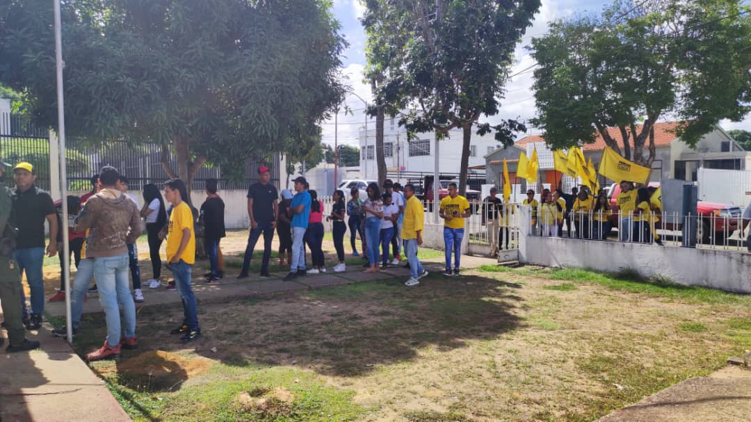 Porque votar es un derecho, hoy nos movilizamos a la oficina regional del CNE en el estado #Bolivar e inscribimos más de 40 jóvenes en el REP.
#VzlaExigePuntosREP
<a href="/activismopj/">Activismo PJ</a> <a href="/pr1merojusticia/">Primero Justicia</a> <a href="/PJ_EdoBolivar/">Primero Justicia Bolívar</a>