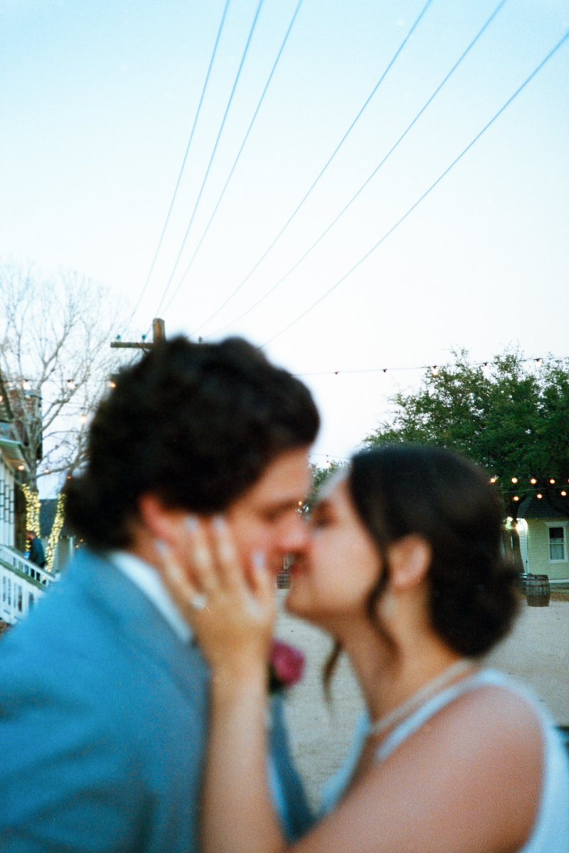 JYangPhoto's tweet photo. Perfectly imperfect 

#weddings #filmphotography #brokencamera https://t.co/yqwVwnDBmP