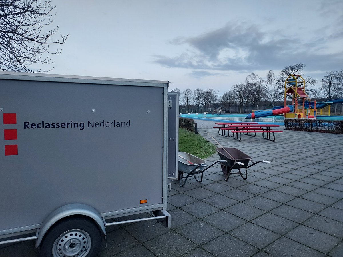 📹(VIDEO) Bladblazen bij BillyBird in Drunen (NB) fortem.nu/blog-column/vi… Er is door de werkmeesters en werkgestrafte van <a href="/ReclasseringNL/">Reclassering Nederland</a> gewoon doorgewerkt met het afwerken van de uren van de werkstraffen tijdens de Kerstvakantie van 2⃣0⃣2⃣2⃣ #Brabant #werkstraf #werkstrafwerkt