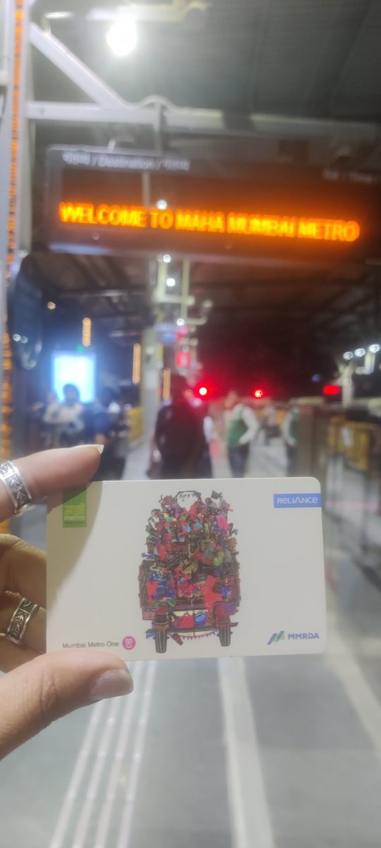 kavitapathakk's tweet photo. @MumbaiMetro3 @narendramodi 
Day 2 of the new red line...
Well I wish Mumbai metro was more like Delhi metro..one card for all metro lines
What i liked is the cleanliness which is not going to last. https://t.co/ulJjSnwhxr