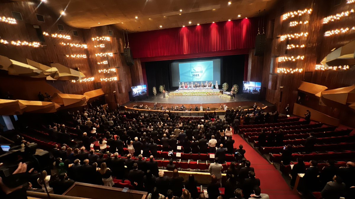 hmontenegroGT's tweet photo. #DecisionLibre | Así luce la Gran Sala Efraín Recinos. Del lado izquierdo se ubicó a la cooperación internacional y funcionarios; en el centro, juntas electorales; y a la derecha, a los diputados, pero la mayoría de parlamentarios tomaron asiento con sus partidos. https://t.co/C4RMD86qNm