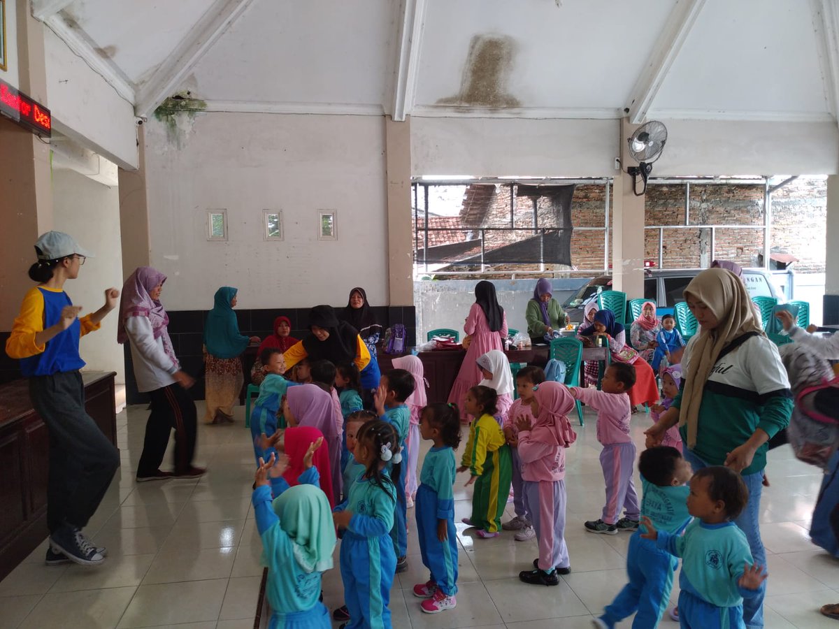 lindakinalu's tweet photo. [PRESENSI KKN BBM 67 UNAIR - Day 11]

- Senam bersama warga Kecamatan Kalitengah
- Bermain dan belajar bersama SPS Dibee
- Kegiatan Pramuka SDN Dibee

#UniversitasAirlangga #KKNBBM67Unair #UNAIRWCU #GLOBALSDGs #SDG #UNAIRFORSDGs #unairmengabdi #dibee_kalitengah_lamongan https://t.co/TGSJMbFDz4
