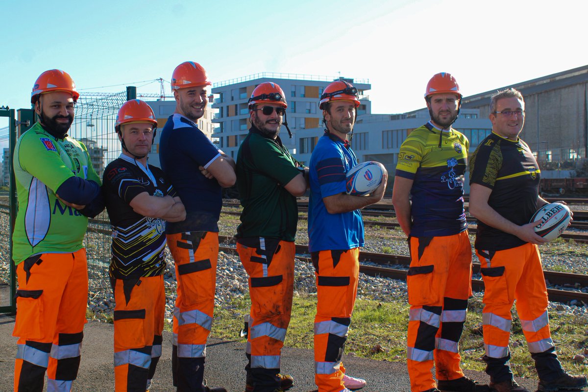 InfraBlogPSL's tweet image. Séance photo pour nos agents @SNCFReseau de l'UTM de Mantes-la-Jolie qui ont revêtu leurs tenues de rugbyman pour le concours photo @GroupeSNCF spéciale Coupe du monde #Rugby2023.
L'équipe a joué le jeu pour tenter de remporter une rencontre avec Antoine Dupont de @FranceRugby.🏉