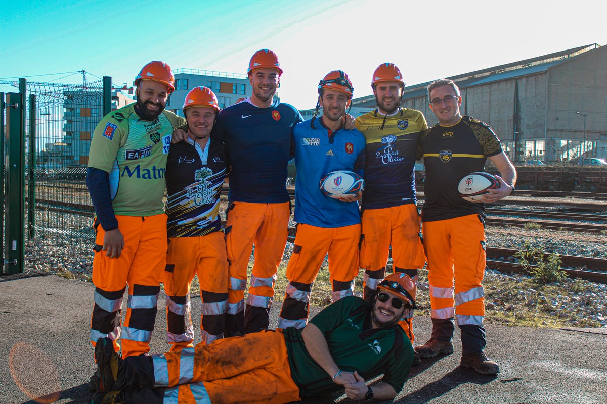 InfraBlogPSL's tweet image. Séance photo pour nos agents @SNCFReseau de l'UTM de Mantes-la-Jolie qui ont revêtu leurs tenues de rugbyman pour le concours photo @GroupeSNCF spéciale Coupe du monde #Rugby2023.
L'équipe a joué le jeu pour tenter de remporter une rencontre avec Antoine Dupont de @FranceRugby.🏉