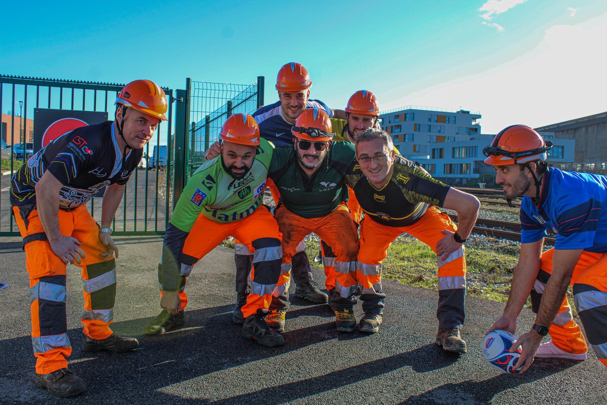 InfraBlogPSL's tweet image. Séance photo pour nos agents @SNCFReseau de l'UTM de Mantes-la-Jolie qui ont revêtu leurs tenues de rugbyman pour le concours photo @GroupeSNCF spéciale Coupe du monde #Rugby2023.
L'équipe a joué le jeu pour tenter de remporter une rencontre avec Antoine Dupont de @FranceRugby.🏉