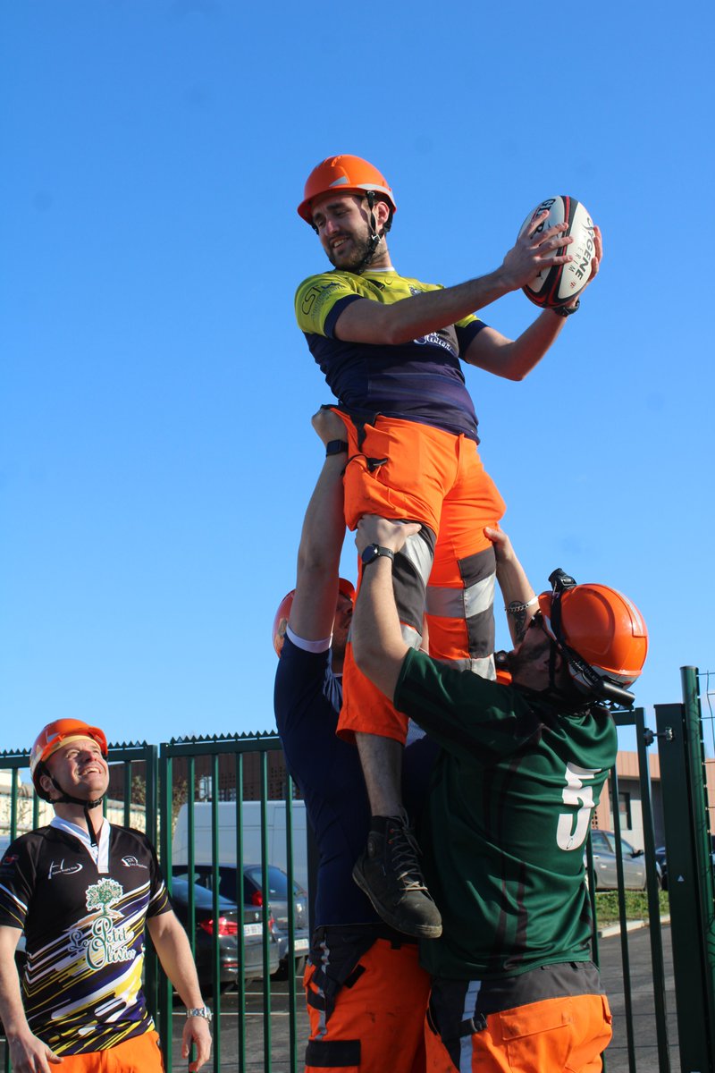 InfraBlogPSL's tweet image. Séance photo pour nos agents @SNCFReseau de l'UTM de Mantes-la-Jolie qui ont revêtu leurs tenues de rugbyman pour le concours photo @GroupeSNCF spéciale Coupe du monde #Rugby2023.
L'équipe a joué le jeu pour tenter de remporter une rencontre avec Antoine Dupont de @FranceRugby.🏉