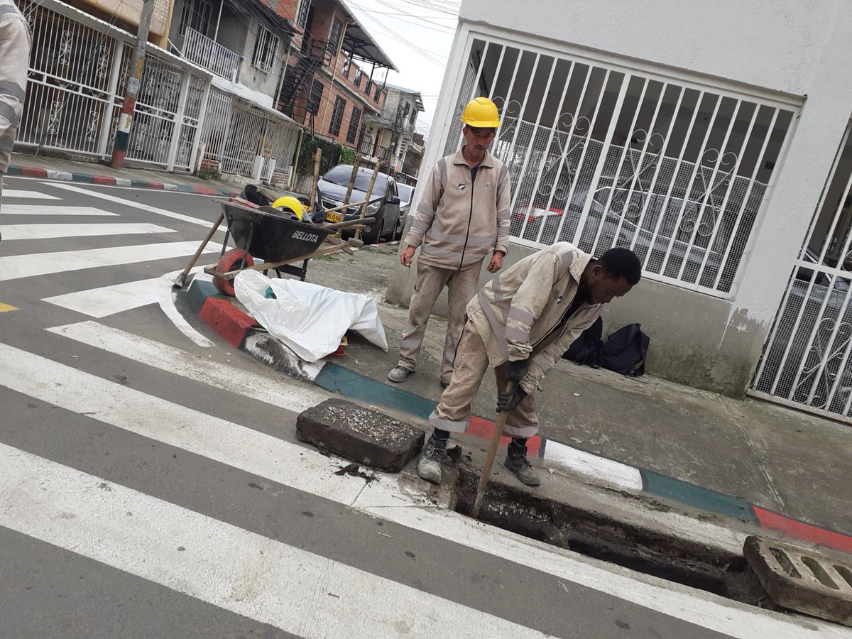 @Edilesenaccion. Limpiza rejillas en el barrio Trocal.