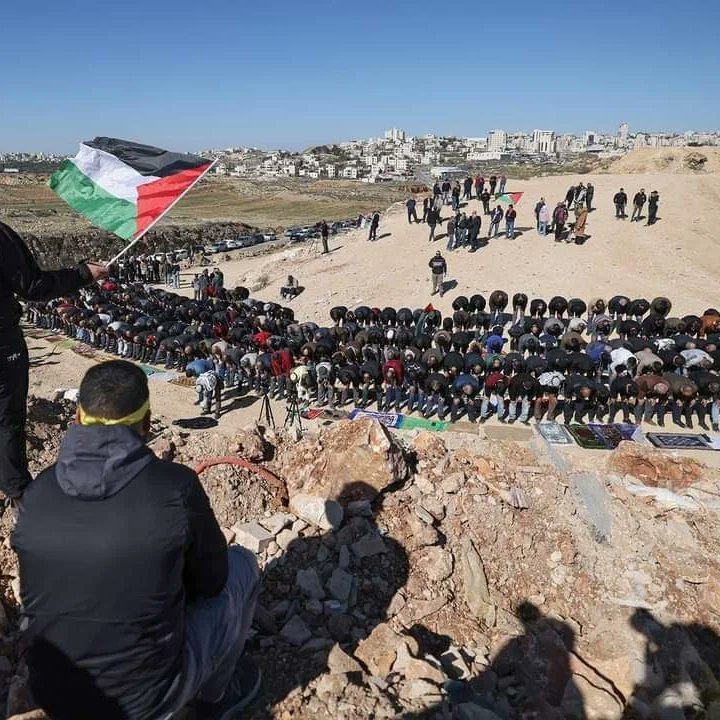 AbabiilOrg's tweet photo. Los palestinos se manifiestan hoy cerca de la ciudad de Kafr Aqab, al norte de la Jerusalén ocupada, en protesta por los planes de colonización israelíes que tienen como objetivo la construcción de miles de unidades de vivienda para los colonos israelíes en tierras palestinas. https://t.co/MrdR1ZoaJ2