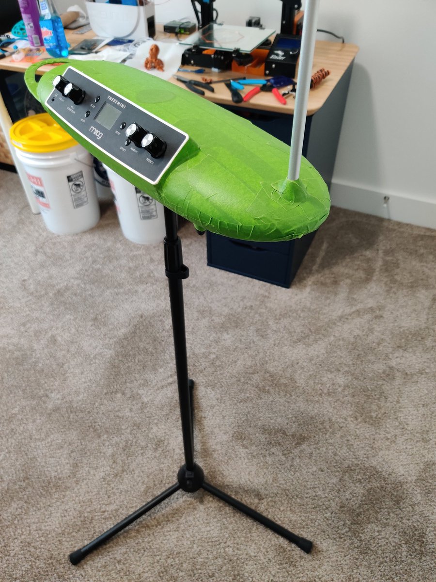 PhilaminarPrint's tweet photo. Trying #photogrammetry on my #theremin with #Meshroom. Software finally installed correctly (version in #archlinux / #manjarolinux repos wasn't working, built from AUR). Then #theremini was too shiny, so I covered with tape. Still not a great mesh. Maybe drawing lines will help? https://t.co/u3hSRsrBbn