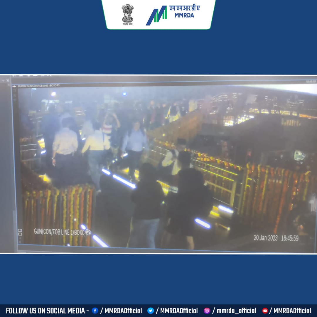 MMRDAOfficial's tweet photo. #MumbaiMetroOurMetro
#FirstMetroNetwork #Mumbai
Passengers using the interchange facility connecting
#MetroLine1 passengers to line 7 at #Gundavali
Connectivity Helps! https://t.co/YbddiR0r7P