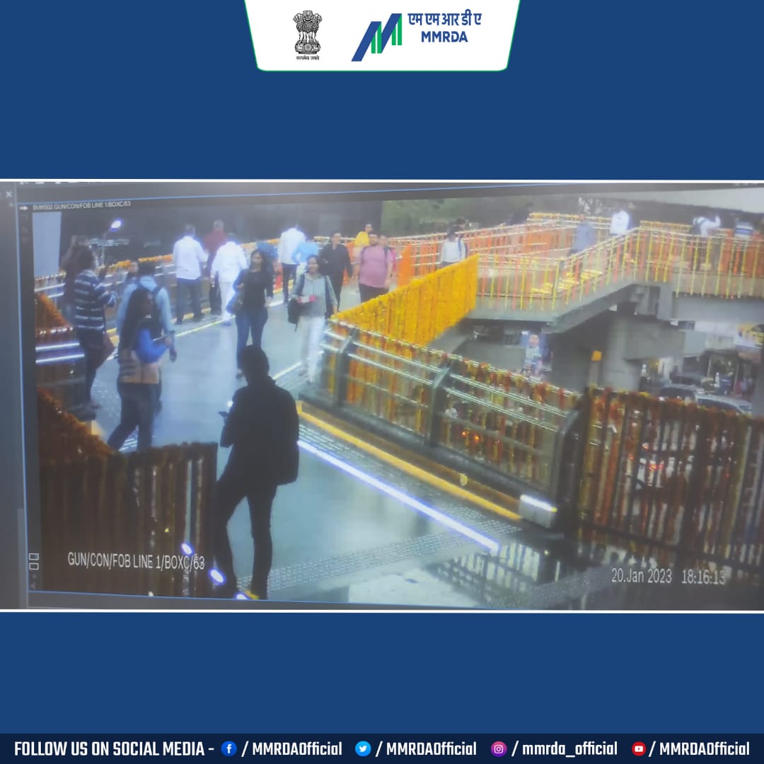 MMRDAOfficial's tweet photo. #MumbaiMetroOurMetro
#FirstMetroNetwork #Mumbai
Passengers using the interchange facility connecting
#MetroLine1 passengers to line 7 at #Gundavali
Connectivity Helps! https://t.co/YbddiR0r7P