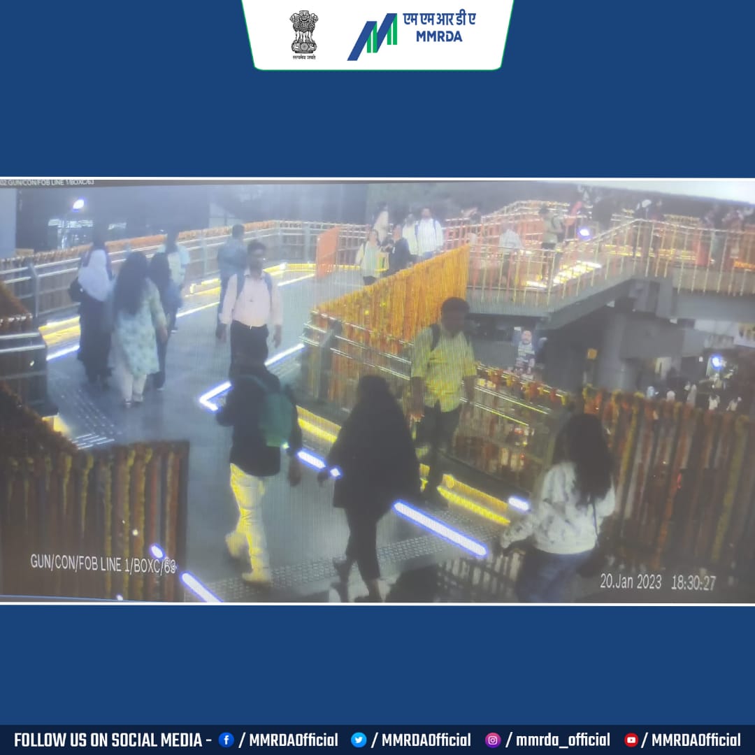 MMRDAOfficial's tweet photo. #MumbaiMetroOurMetro
#FirstMetroNetwork #Mumbai
Passengers using the interchange facility connecting
#MetroLine1 passengers to line 7 at #Gundavali
Connectivity Helps! https://t.co/YbddiR0r7P