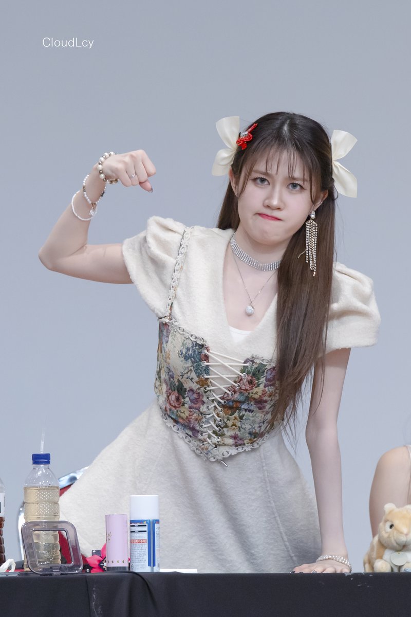 ily1_cloudy's tweet photo. 230120 사운드웨이브 팬싸인회

초딩 토끼 아라 ㅋㅋㅋ

#아일리원 #ily1 #아라 #ARA #이윤지 https://t.co/mofbyMKSyY