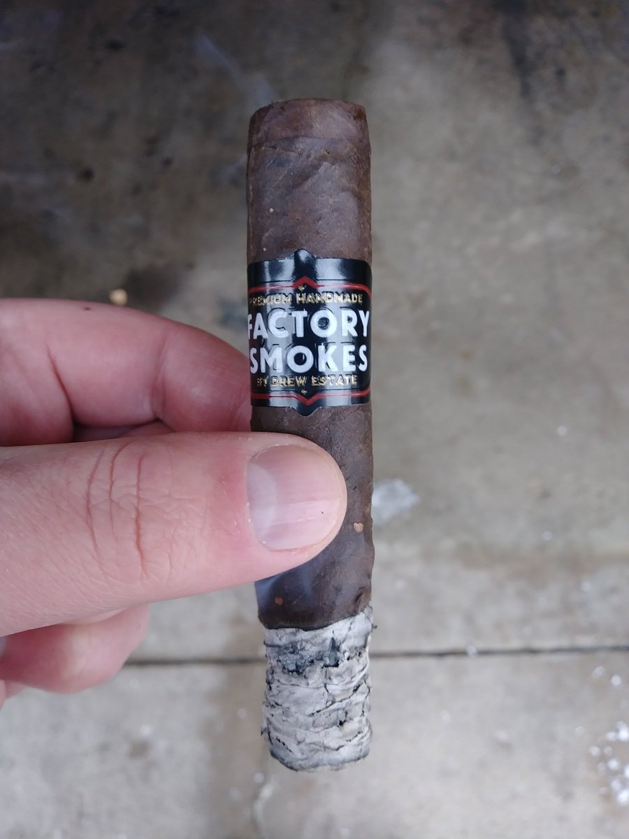 Starting my #FactorySmokesFriday from @drewestatecigar in the Maduro. The weekend is upon us! #Cigar #CIGARS #botl #cigarlife #DE4L