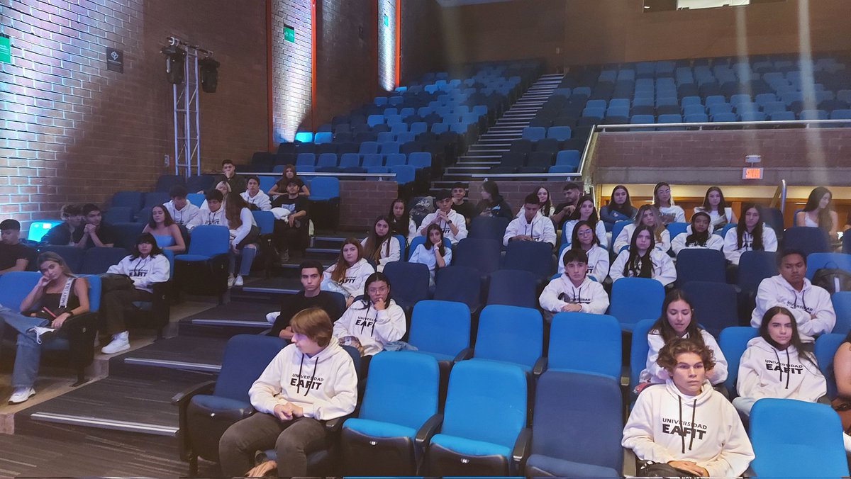 ehoyosce's tweet photo. Otro de mis días favoritos en el trabajo: la bienvenida a los nuevos estudiantes de nuestro pregrado de Derecho en @EAFIT. Me encanta ver sus miradas de expectativa, de alegría y de orgullo de hacer parte de nuestra comunidad de saberes y aprendizaje en la Escuela de Derecho. https://t.co/YzKUxR88JY