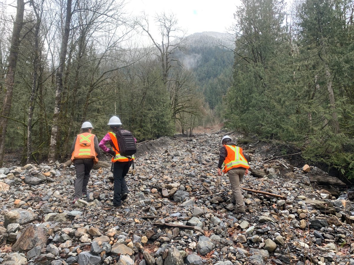 CarieAnnLau's tweet image. My heart is happy from looking at debris flows yesterday and training up junior staff on assessment techniques. Most of these deposits are from the November 2021 atmospheric river overlain on November 2017 events. @BGCEngineering #geohazards #debrisflow